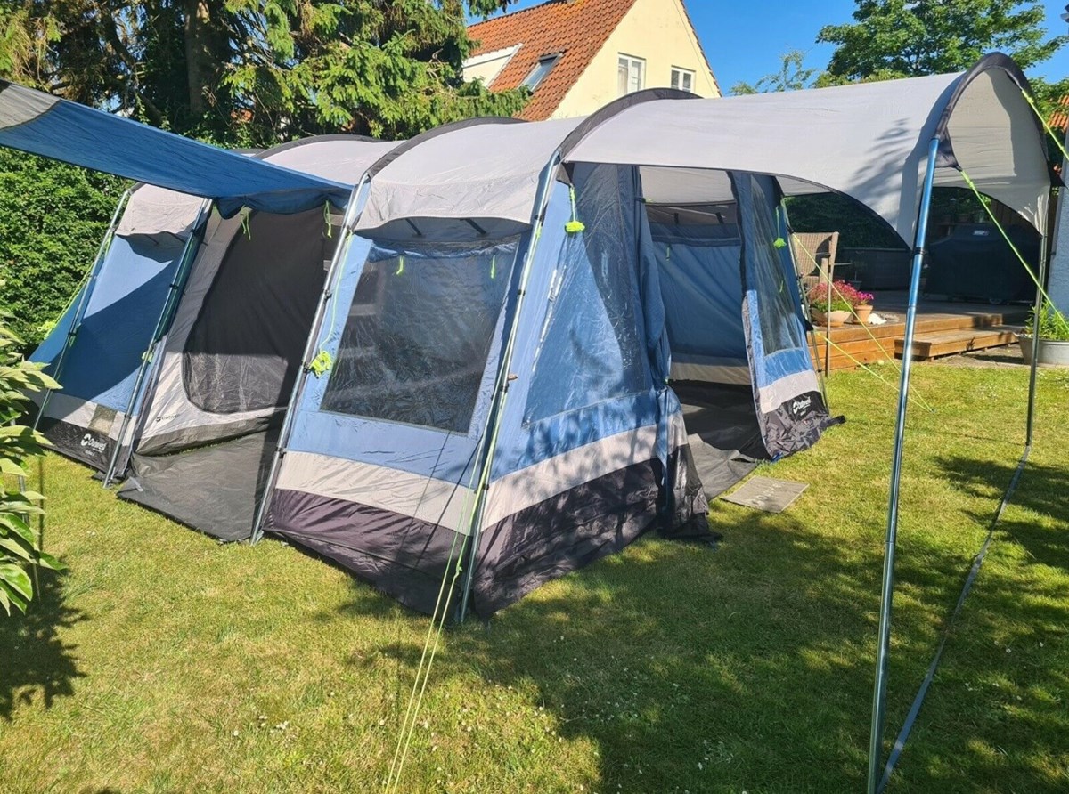 2.700 kroner skal du punge ud med, hvis du vil campere i dette skønne telt, som Bettina har sat til salg på DBA. Teltet er beregnet til 4 personer og er et såkaldt ’Tunneltelt’. Bettina bor i Ålsgårde i Nordsjælland. Hun skriver, at teltet har to sovekabiner, og at det kostede 7.500 kroner fra ny