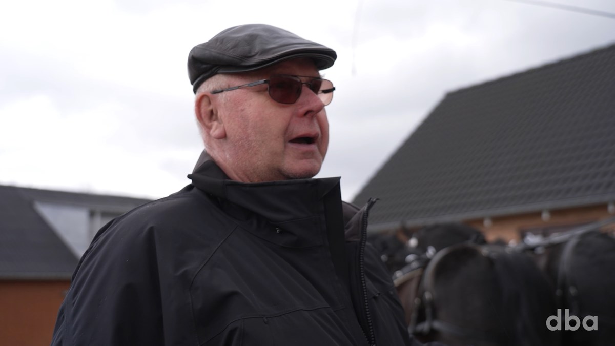Svend Åge har også engang været ansat som brandsvend i Hernings kommunale brandvæsen. Det var i årerne 1972-1981. I dag er han på egnen kendt som ham med hestevognene. Svend Åge fortæller selv, han er den i Danmark med flest privatejede hestevogne.