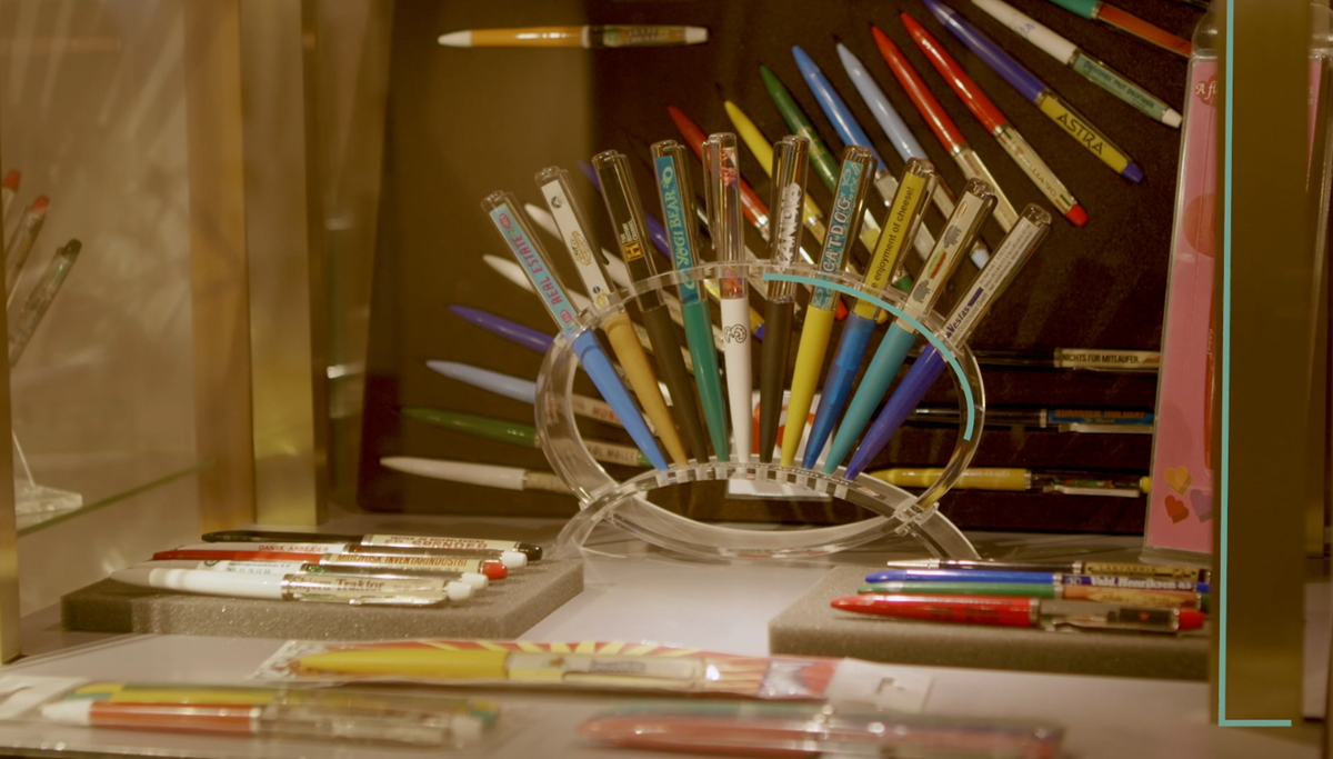 : Ankers kuglepenne rummer alskens figurer. På billedet ses et udsnit af firma-floatpenne.