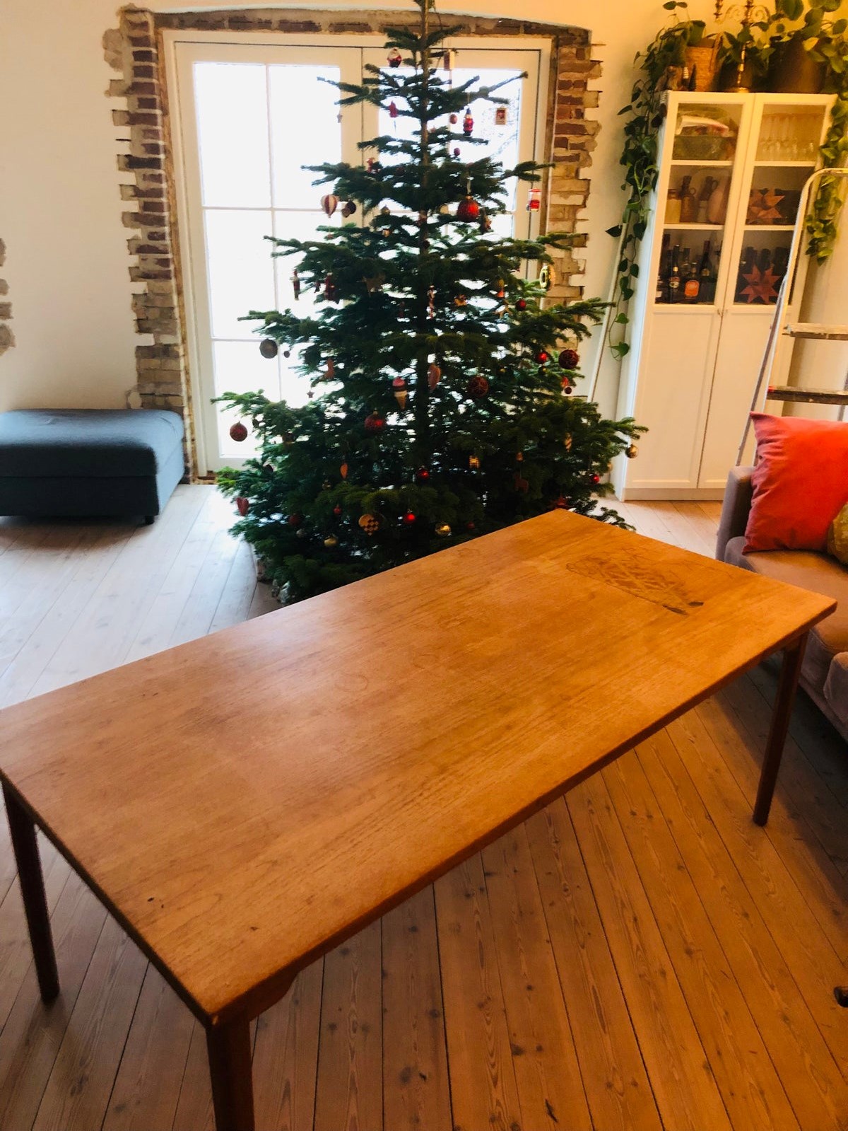 Lone fra Skælskør har sat dette flotte, ældre spisebord til salg for 200 kroner.