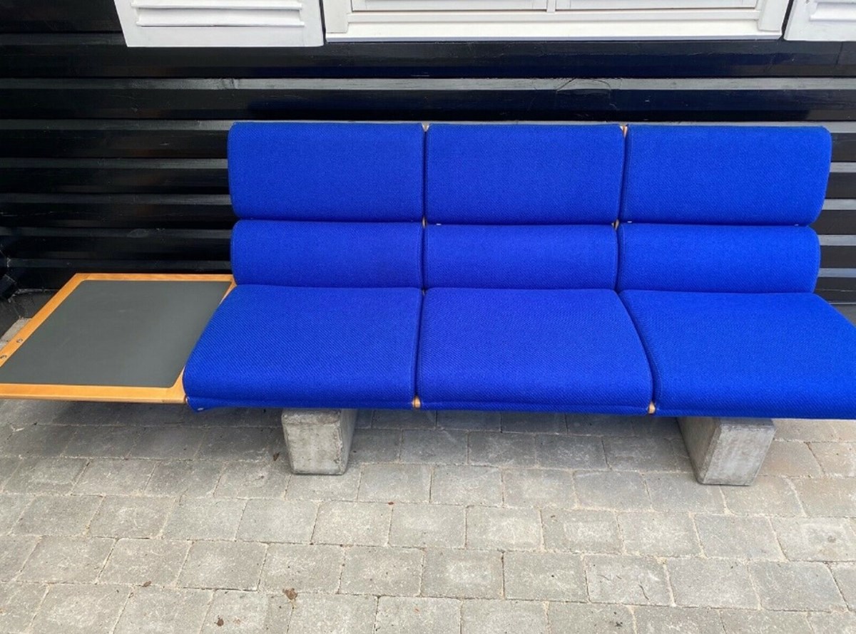 Denne sofa har Dorrit fra Kalundborg lige nu til salg på DBA. Hun håber at få 1.500 kroner for den, men så kan der også sidde 3 personer i den, og sofaen er også lavet af uld. En unika-sofa, kalder Dorrit den.