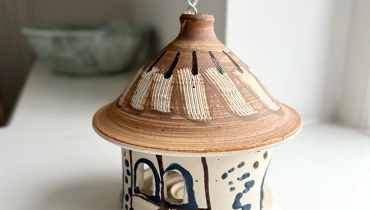 Denne søde lanterne i keramik til ophæng fås til 175 kroner hos Louise S. i Karise. Hvis den stadig er til salg, når du læser denne artikel, kan du finde den via dette link: https://www.dba.dk/keramik-lanterne-til-haven/id-1111765228/
