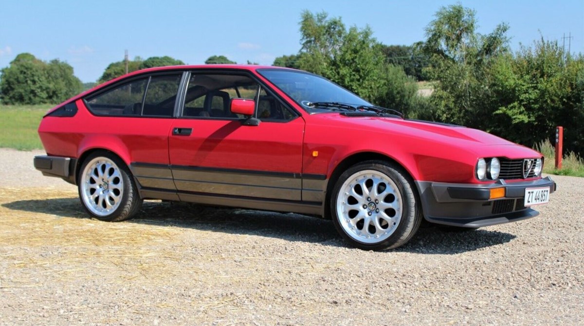 Alfa Romeo GTV er kendt for sine mange skavanker. Men er den ikke charmerende? Denne sælges af Henrik fra Sabro til 130.000 kroner.