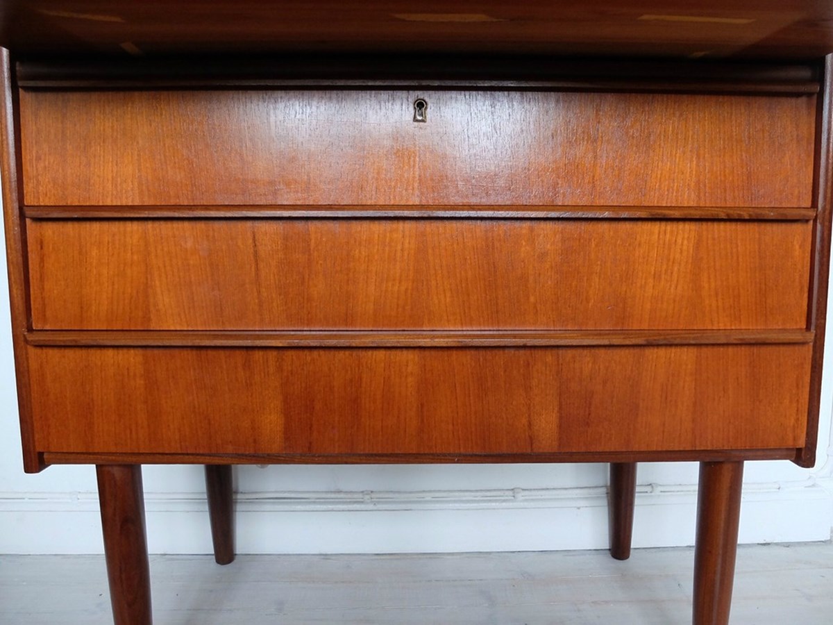 Fjern skjolder fra teaktræsmøbler