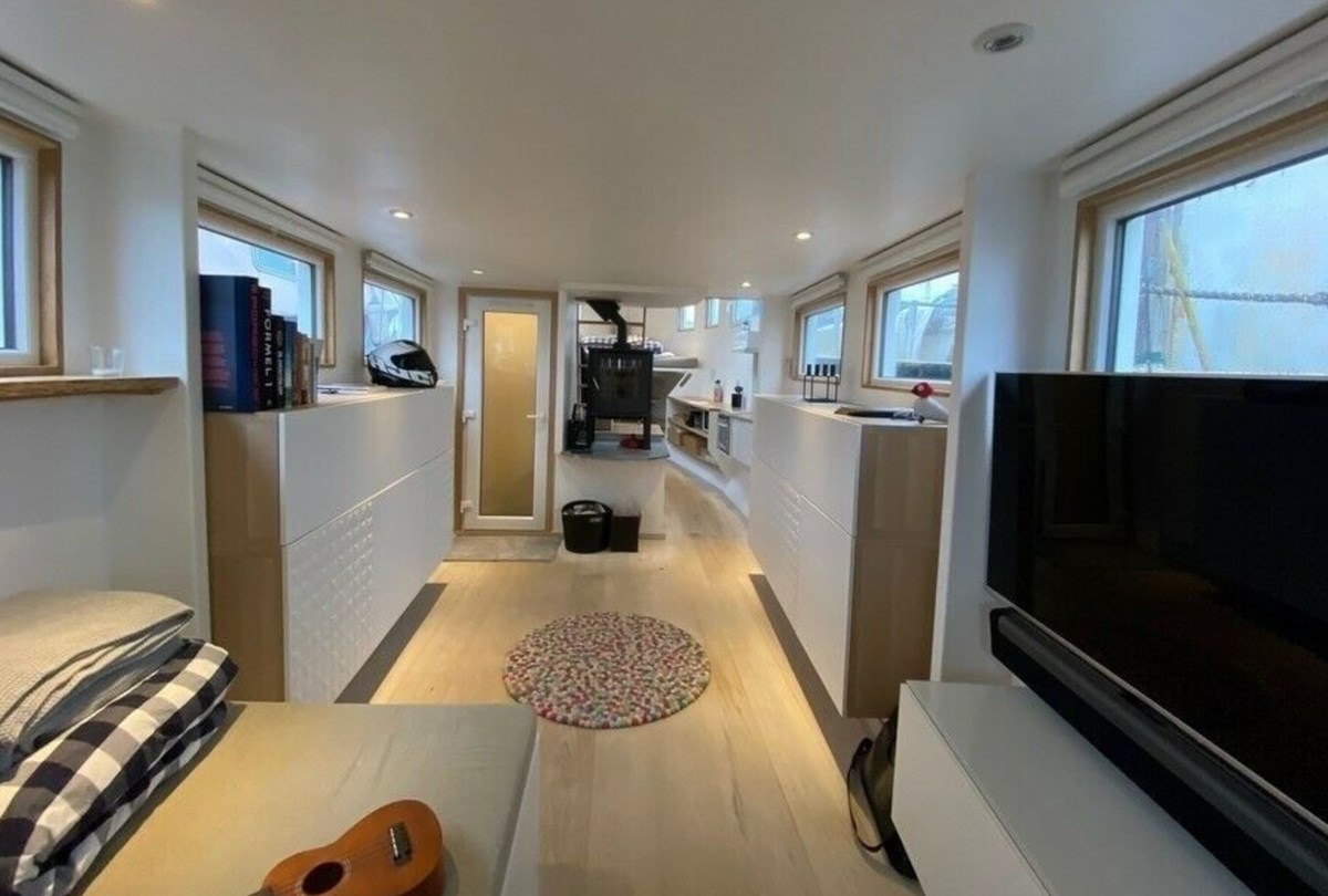 1.200.000 kroner koster denne husbåd, som Yacht Basen lige nu sælger på DBA. Køber du denne husbåd, får du også en husbådspladsen i Københavns Sydhavn