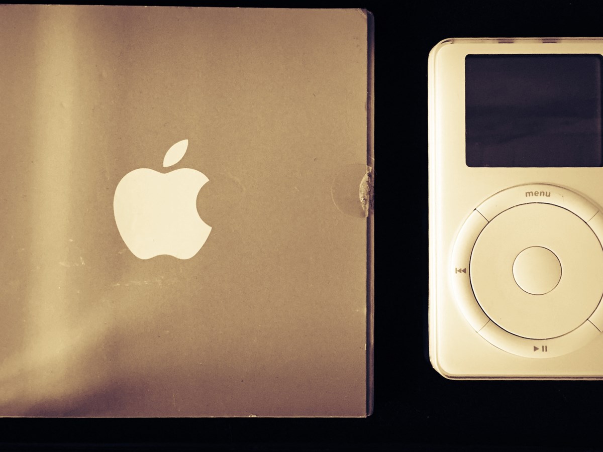 1. generations iPod sammen med de originale papirer