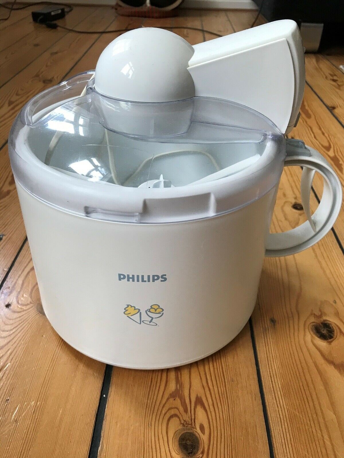 Vil du lave din egen is? Lige nu har Michael fra København denne Philips ismaskine til salg for kun 150 kroner, og den har kun kørt få gange.