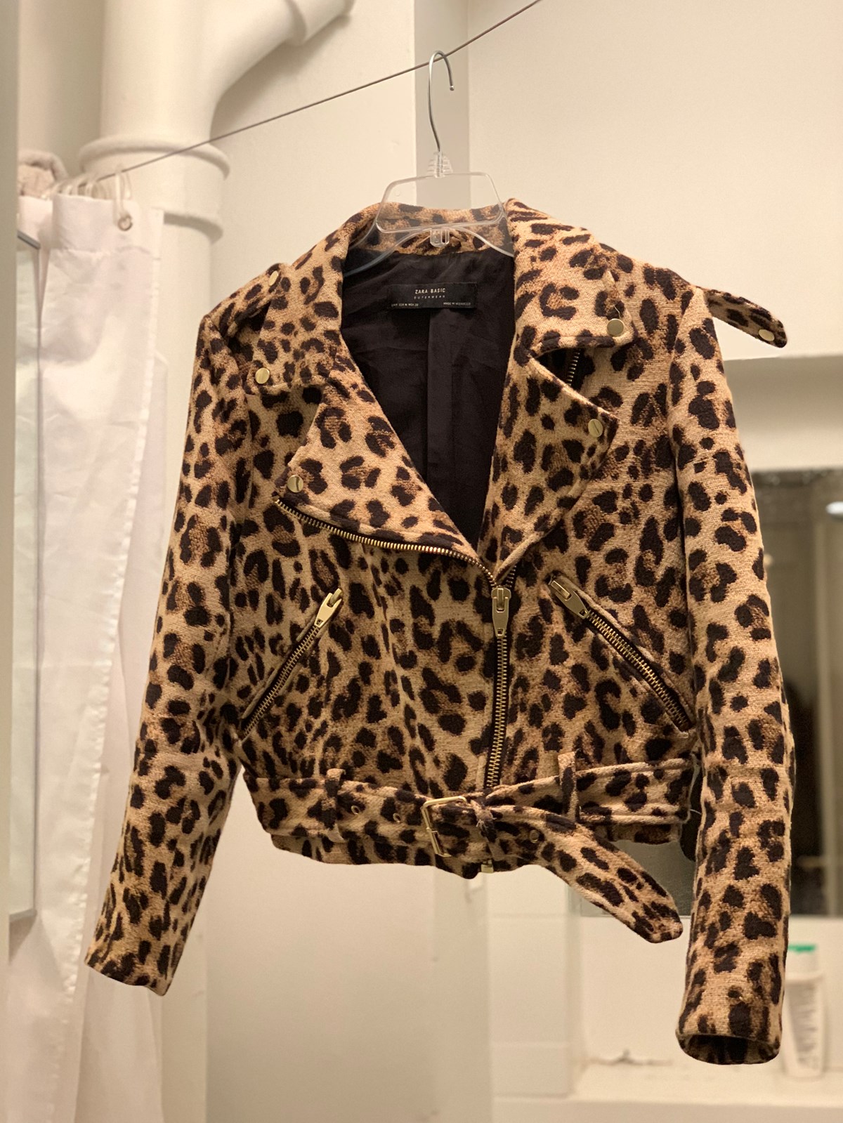 Denne leopardjakke er en af de ting, som Maja har fået solgt i forbindelse med sin rejse. Den er fra Zara, og Maja solgte jakken for 100 kroner