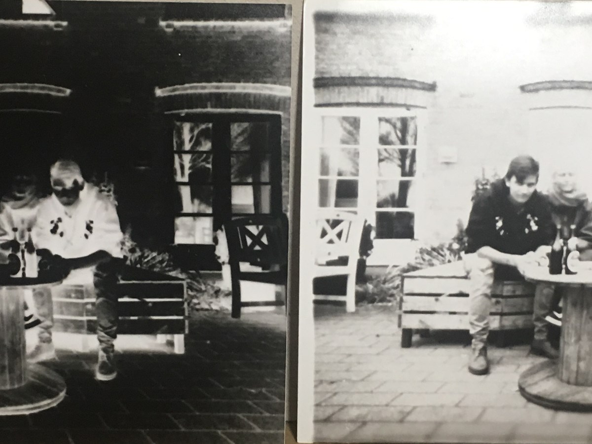 Billedet til venstre viser et negativ taget med Helenes kamera. Billede til højre viser hendes billede