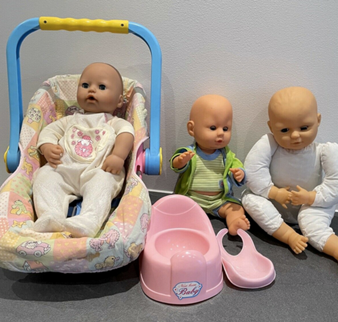 I skrivende stund har May fra Fredericia disse tre søde dukker til salg her på DBA. Dukken i autostolen er en Baby Born. Autostolen, potten, hagesmækken og tøjet sælges også. Det hele sælges samlet for kun 150 kroner.