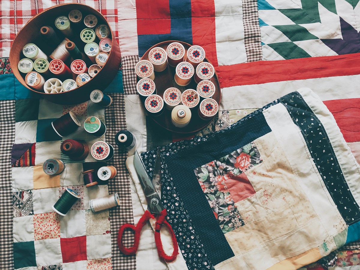 Vil du være med på moden og samtidig genanvende tøj og tekstiler, du ikke længere bruger? Sy dit eget patchwork-tæppe.
