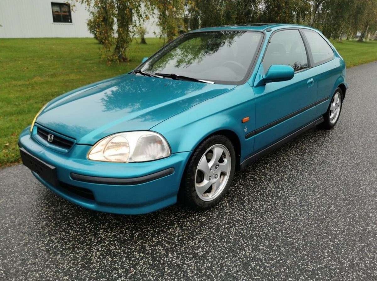 Det er typisk denne model, folk husker bedst, når man siger Honda Civic. Denne bil sælges af Autohuset Sjælland for 49.800 kroner.