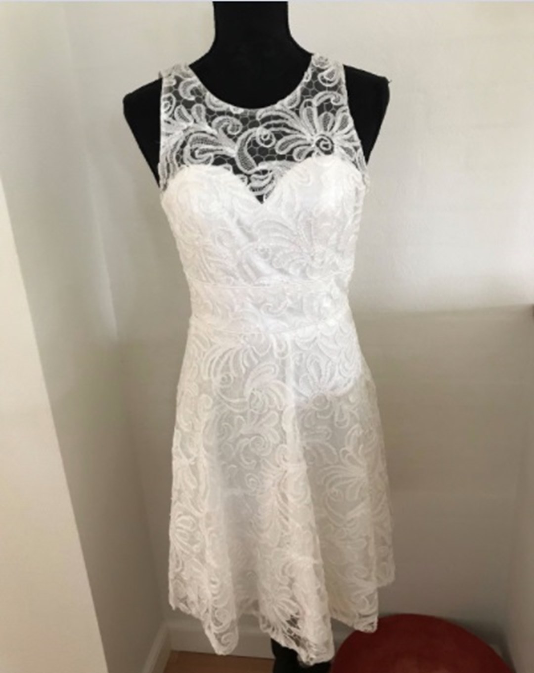 Kjolen er sat til salg af Maria fra Slagelse for 450 kroner. Du kan læse mere om kjolen og finde andre kjoler, der har samme elementer, herunder