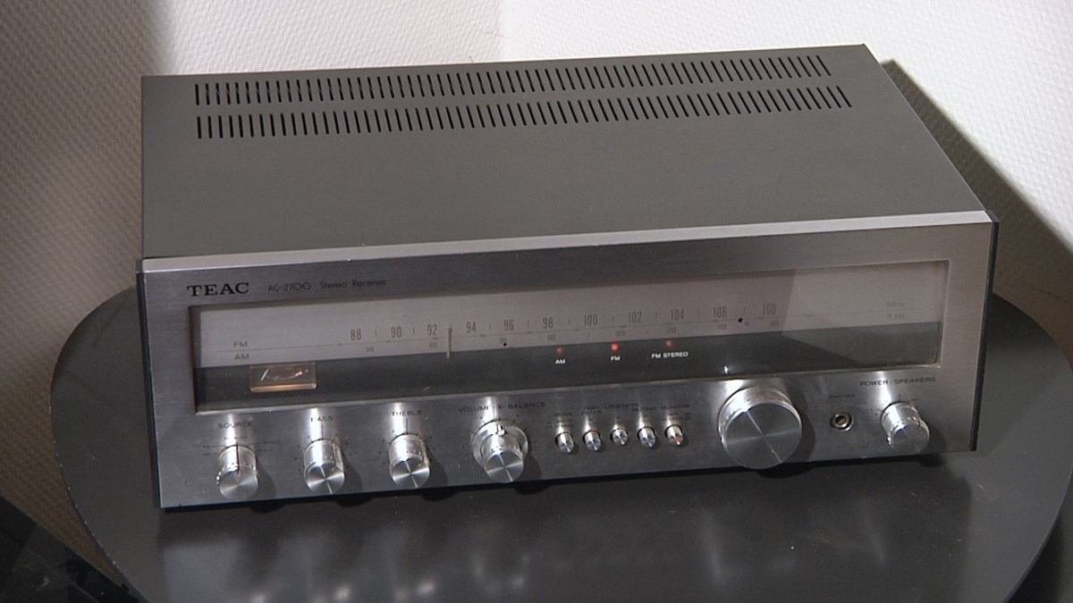 TEAC AG-2700 er en klassisk forstærker med indbygget FM-radio. Den er fremstillet i 1977