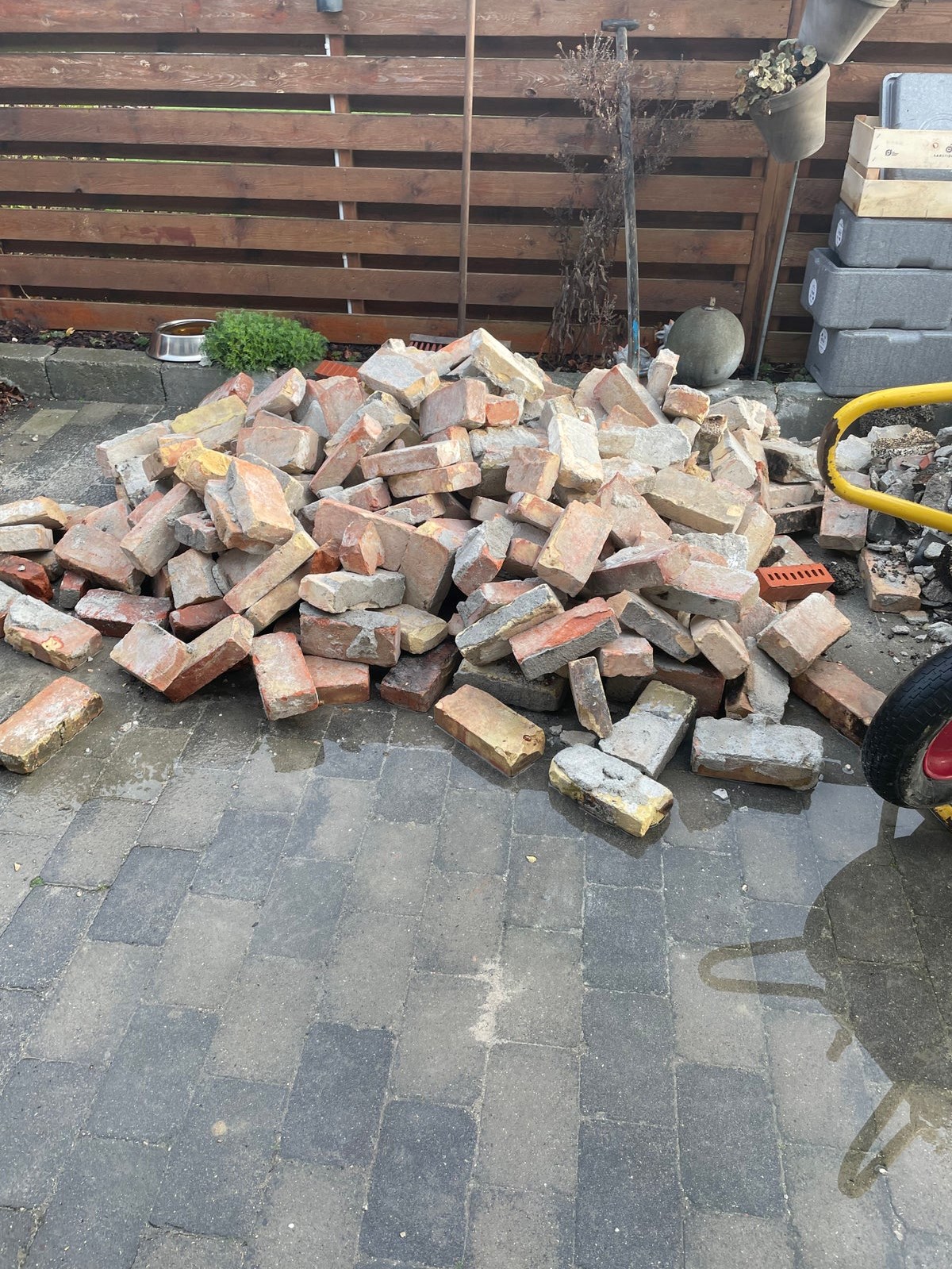 Skal du bygge noget i den kommende tid? Så er der penge at spare ved at lægge vejen forbi Stine i Brøndby. Hun giver nemlig alle disse mursten væk gratis.