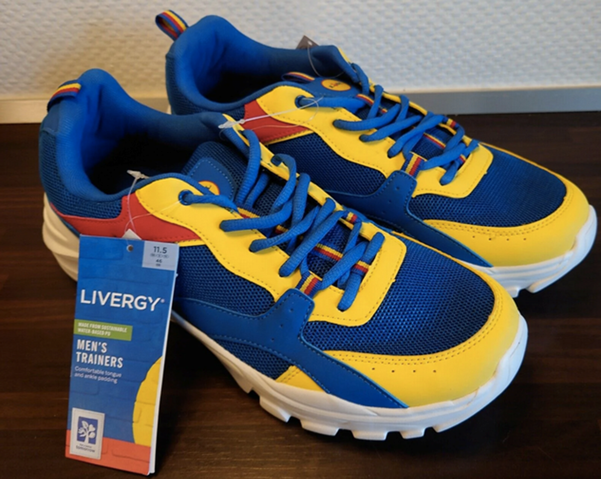 Mikkel fra Lunderskov har sat disse ikoniske Lidl-sneakers til salg på DBA. De er en størrelse 46, de har aldrig været brugt, og det originale mærke sidder stadig på skoene. Mikkel har sat de farverige sneaks til salg for 400 kroner, men han tager også imod bud.