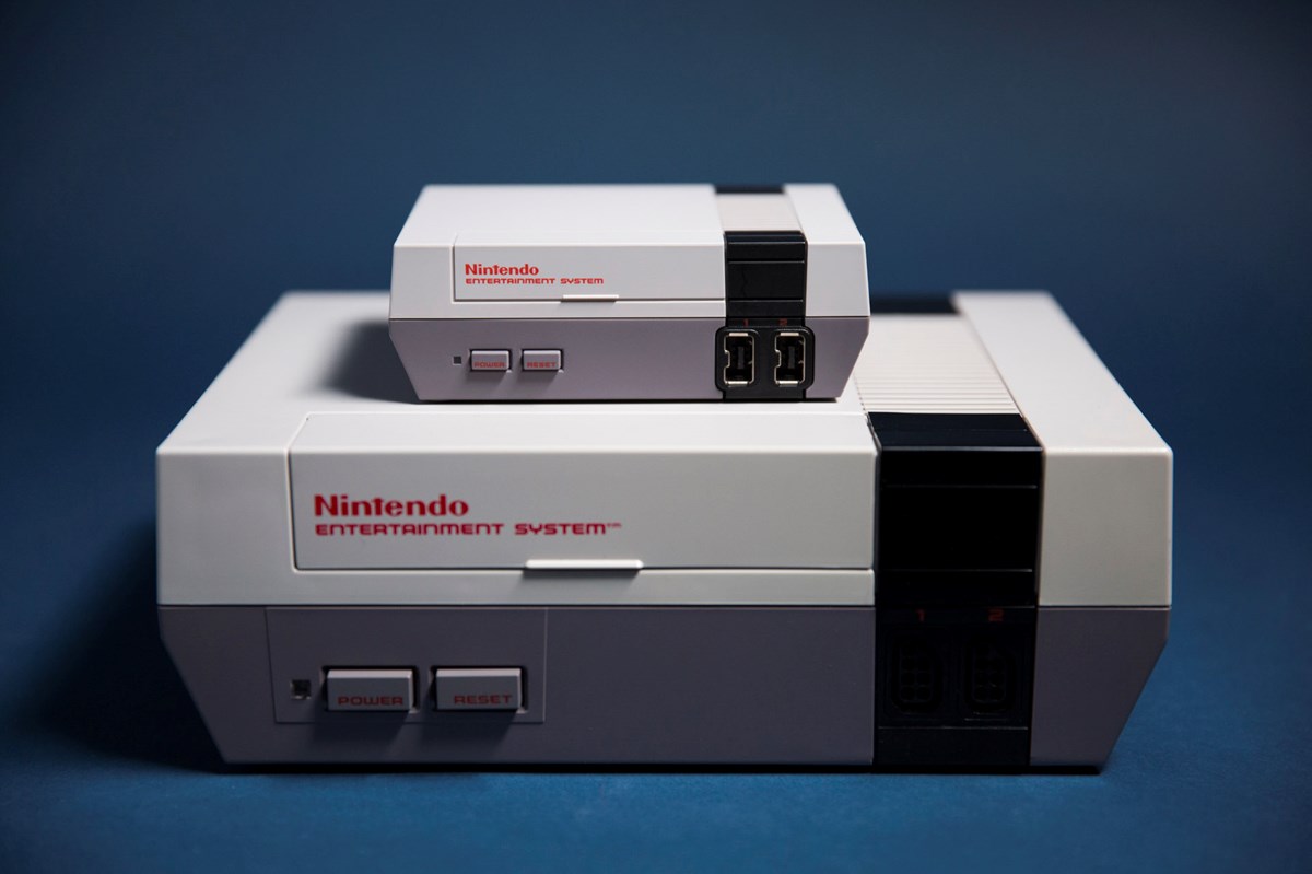 Den lille ny NES Classic sammen med sin ældre storebror NES