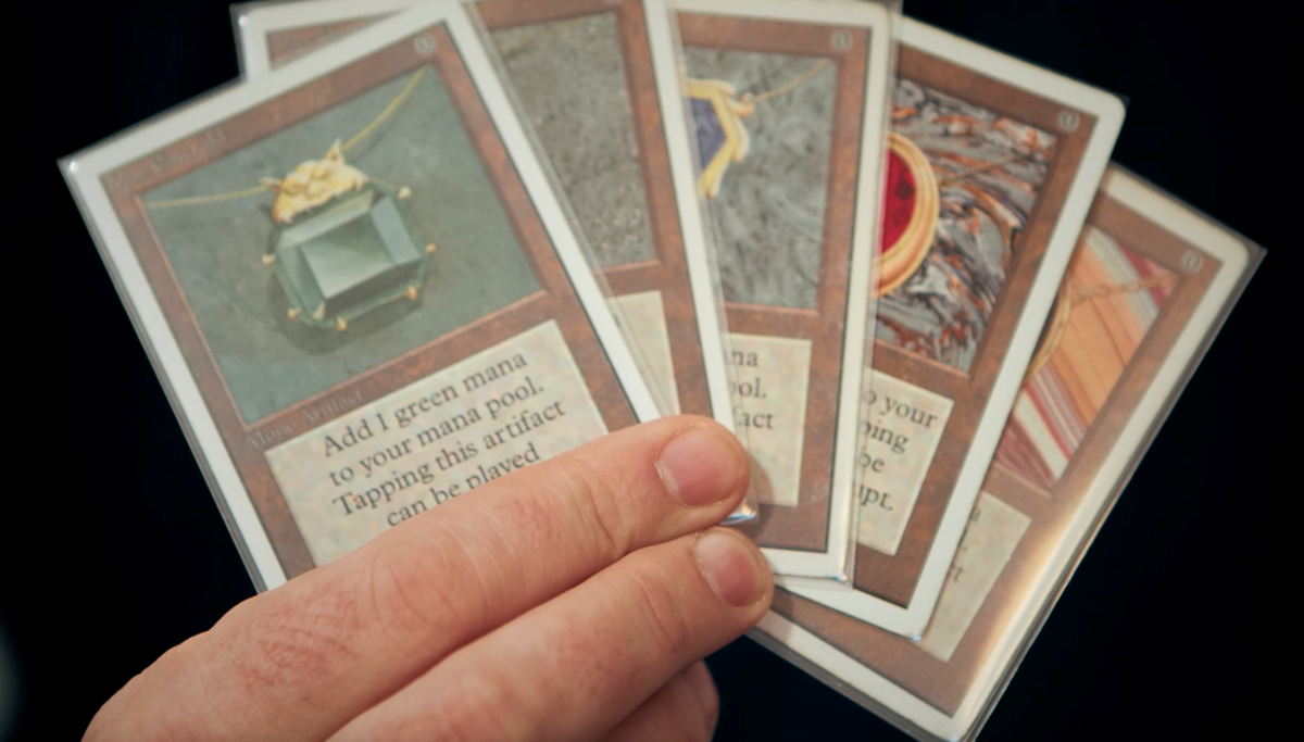 Når Pelle dyster mod andre spillere med Magic-kortene er det oftest med de gamle kort med håndtegnede illustrationer.