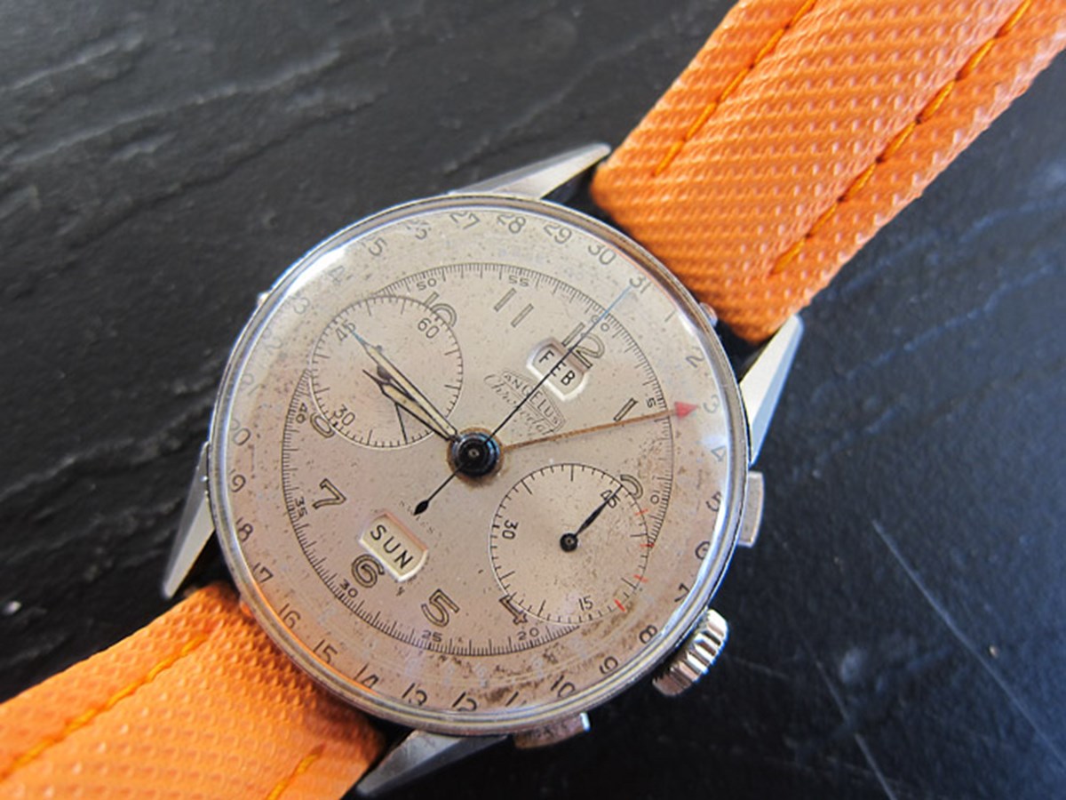 Angelus Chronograph - Et ældre ur med en nyere rem. Kontrasten er tydelig og spændende!