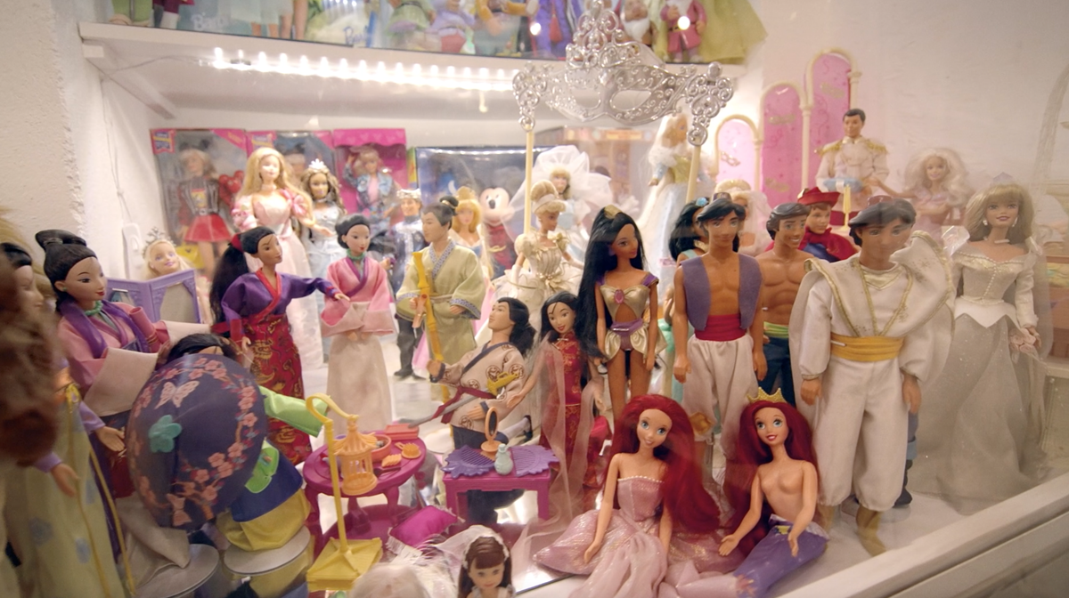 har sit Barbie-museum med 3.000 dukker