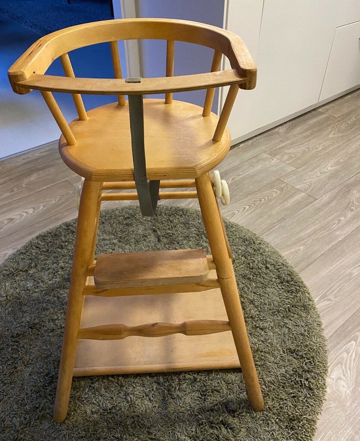 I Skovlunde er denne højstol til salg. Det er Birgitte, der har den til salg. Stolen kan du få i bytte for 150 kroner.
