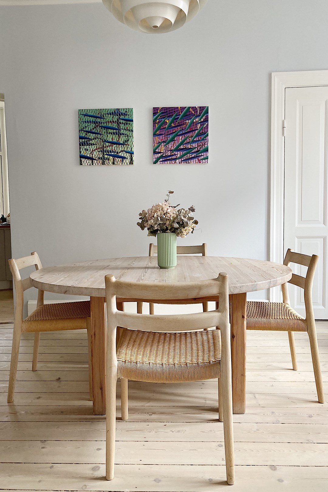 Annas spisebordsstole er købt brugte, og de er fra Niels O. Møller.