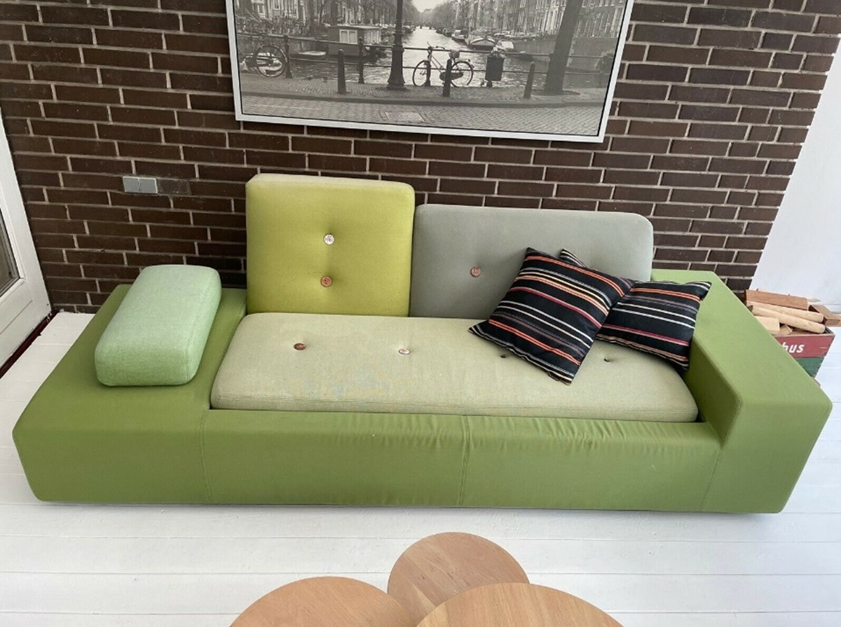 Klaus grønne sofa kan blive din for 13.995 kroner. Du skal til Aarhus og hente den, for der bor Klaus, der skriver, at sofaen er en topersoners, og at betrækket er aftageligt og dermed vaskbart
