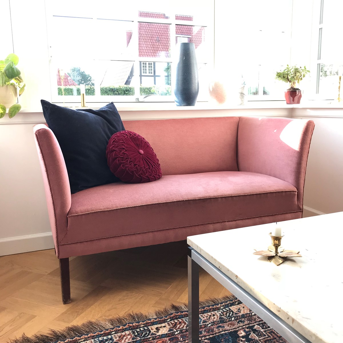 Her kan den lyserøde sofa ses. Den købte Maja for syv år siden, og historien om den kan du læse herover billedet.