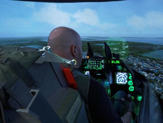 VIDEO: Kurt har brugt 20 år på at bygge en F16 fly-simulator