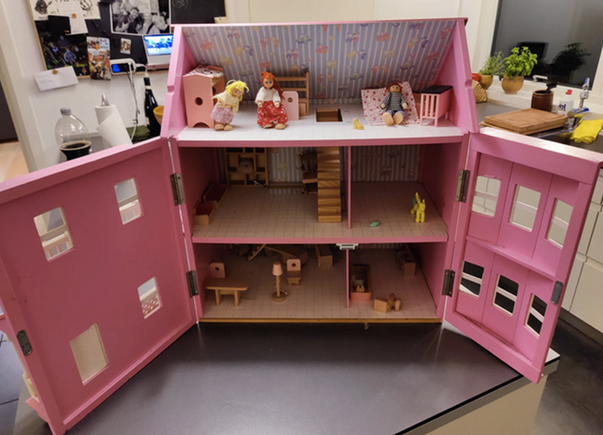 Ej, hvor er det sødt! Dette lyserøde dukkehus fyldt med tilbehør er netop nu til salg på DBA for kun 150 kroner. Pengene skal afleveres til Niels fra Horsens.