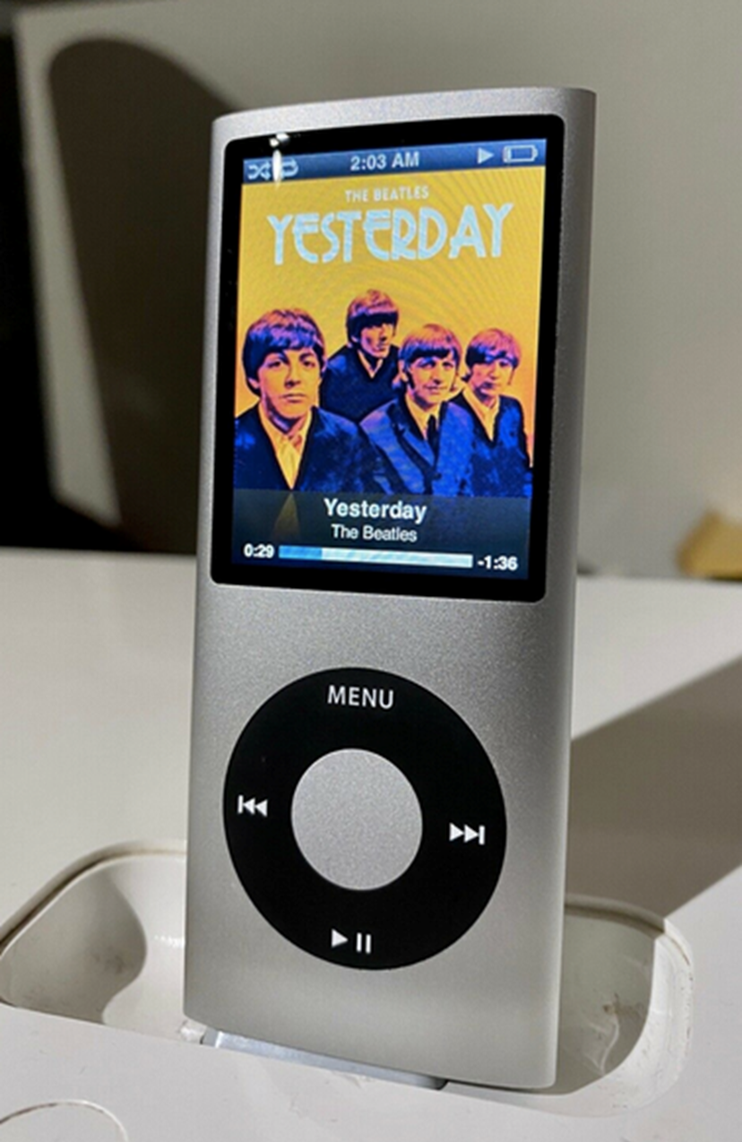 Dette billede viser den iPod, der er i skrivende stund, er den dyreste, der er til salg på DBA. Det er en ’Speciel edition iPod Nano fjerde generation A1285, 8 GB’. Det er en speciel model, som i tidernes morgen blev givet af Mærsk Drilling til deres medarbejdere som julegave. Derfor er der indgraveret “Maersk Drilling” samt deres logo på bagsiden. Den særlige iPod er aldrig blevet brugt. Den er kun pakket ud af nysgerrighed. Det er Carl-Emil fra Svendborg, der har den lille musikafspiller til salg for 2.000 kroner.