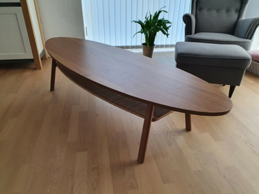 Dette skønne valnøddebord er også en del af serien ’Stockholm’ fra Ikea. Lige nu sælger Dario fra Odense denne model til 1.300 kroner