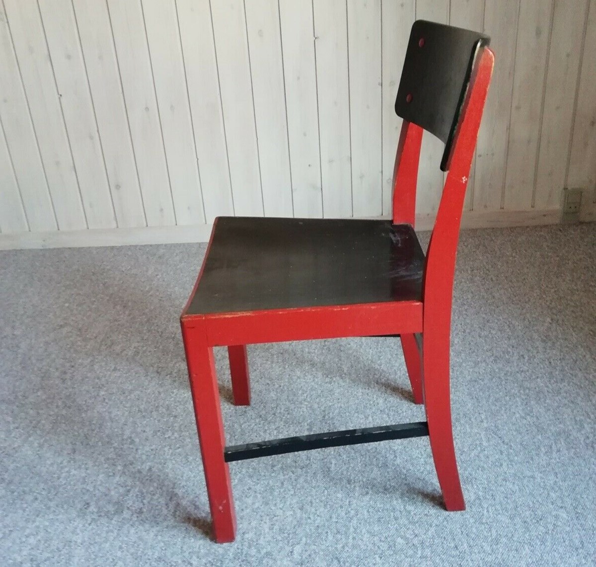 120 kroner skal du slippe for denne sorte og røde stol, som Karen, der bor i Pandrup, nordvest fra Aalborg, har til salg.