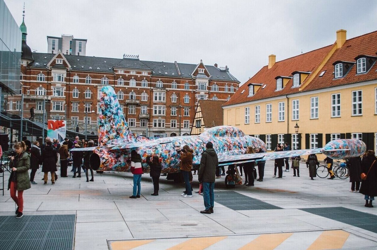 Det malede fly blev udstillet hos Dansk Arkitekturcenter under Copenhagen Charity Week i marts til fordel for Dansk Flygtningehjælp. Værket hedder “Make art - not war”. Og det er, hvad Martin Bracher har forsøgt ved at hælde maling ud over sit jægerfly