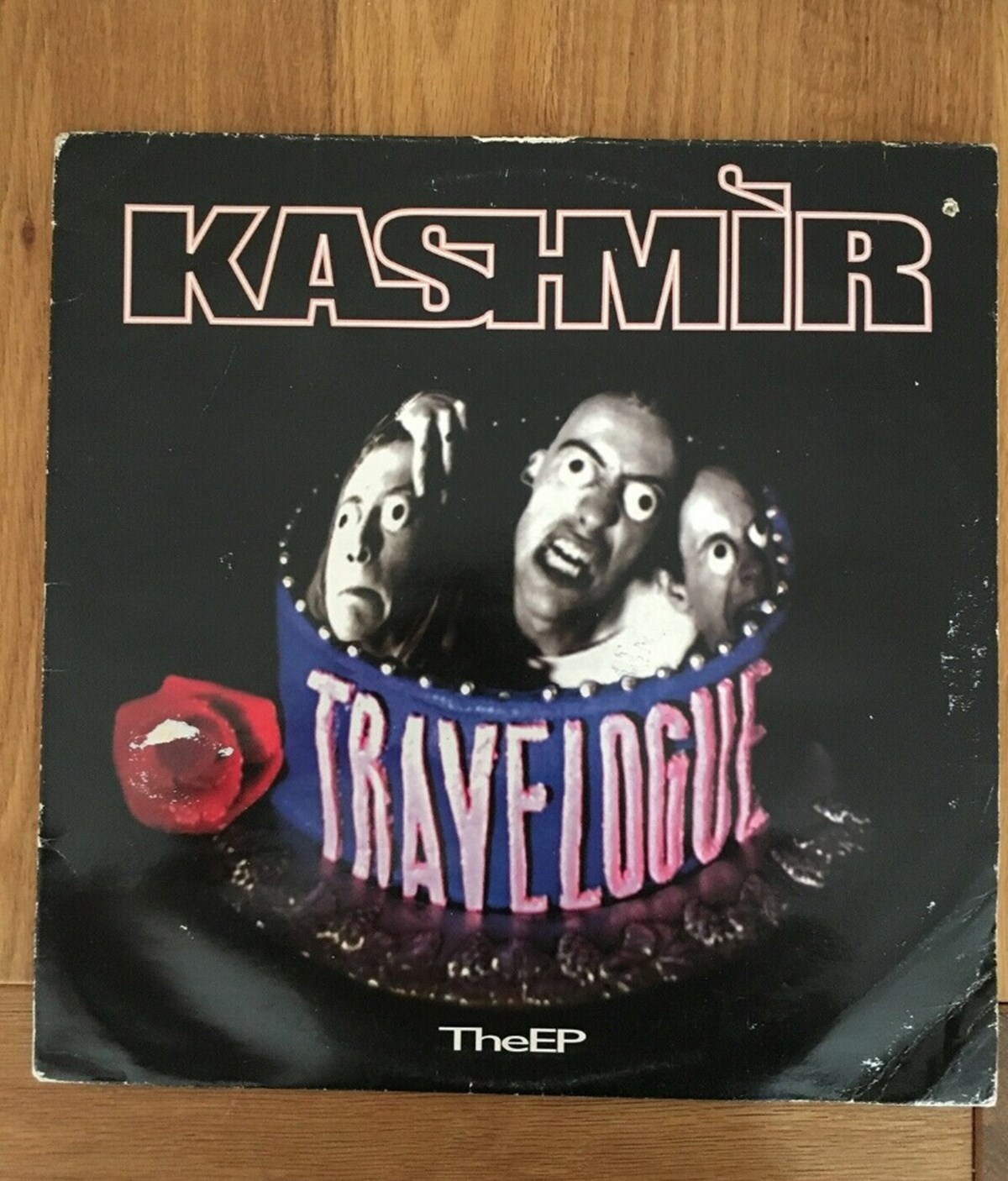 EP'en fra Kashmir med 'Travelogue' kan blive din for 2.200 kroner. Den har Søren fra Kolding nemlig til salg netop nu på DBA