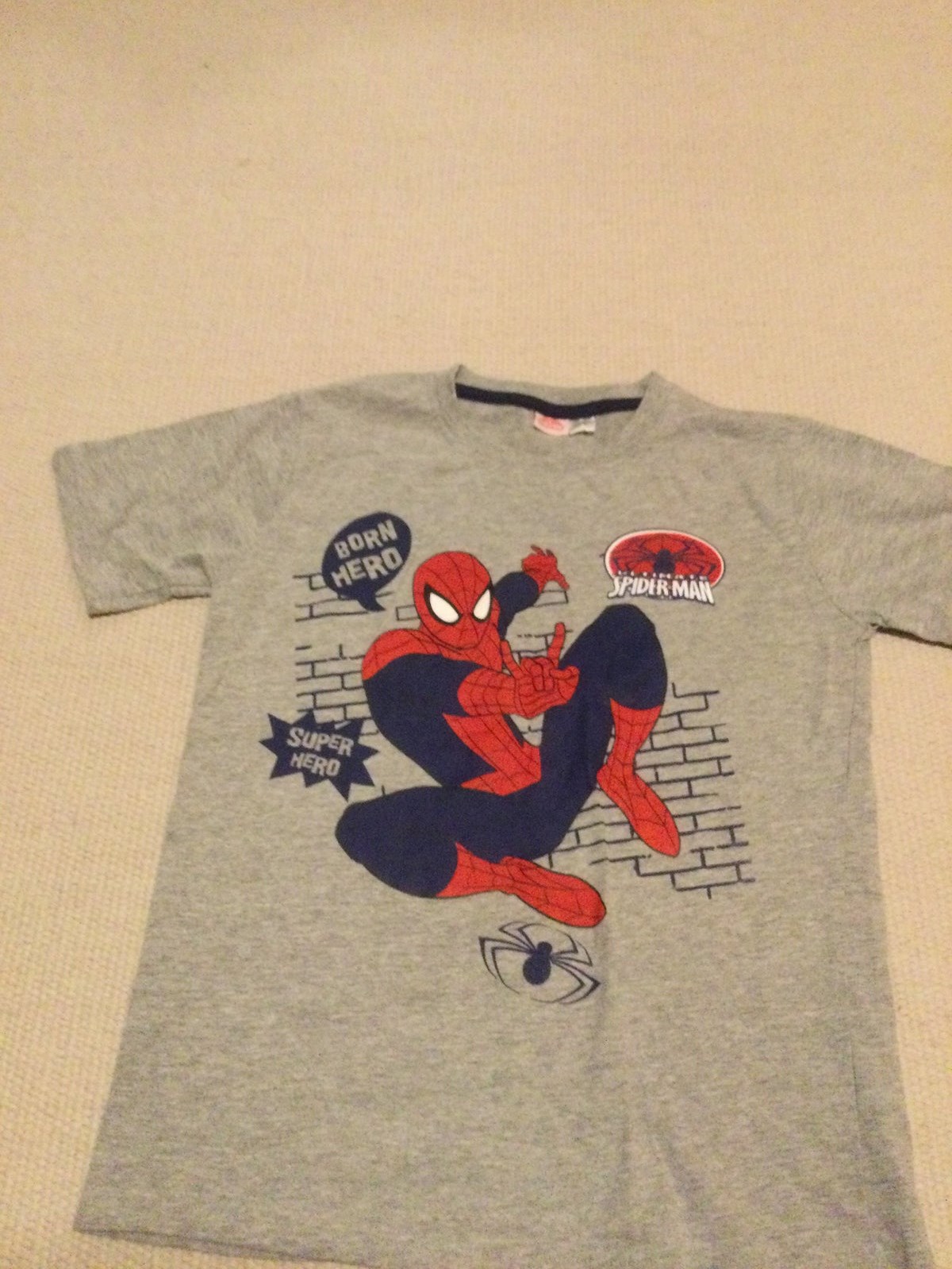 Er helten Spiderman, vil denne t-shirt til 25 kroner uden tvivl blive et hit. Den er kun brugt få gange, skriver Betinna fra Smørum.