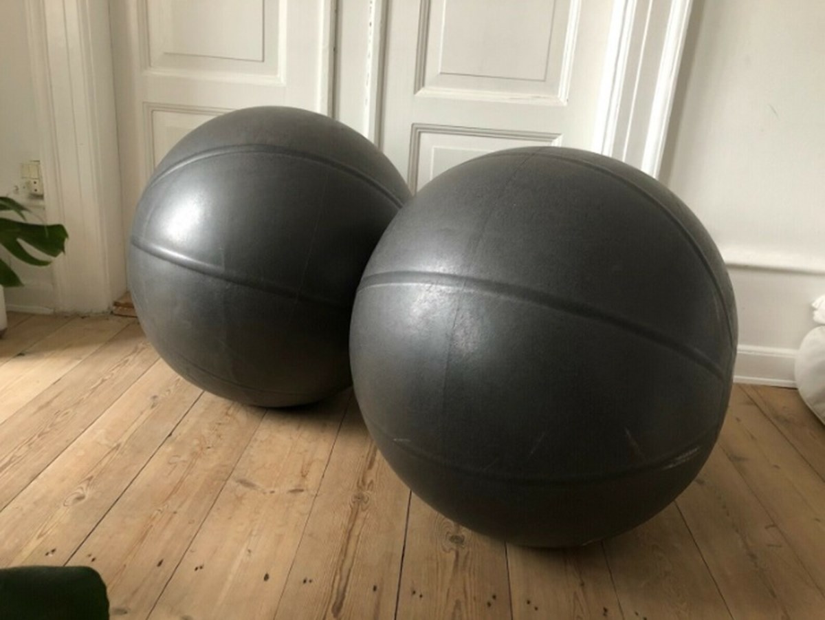 Du skal til København Ø, hvis disse to fitness-bolde skal blive dine. De har Merete nemlig til salg lige nu på DBA, og hun sælger dem samlet + pumpe for 150 kroner