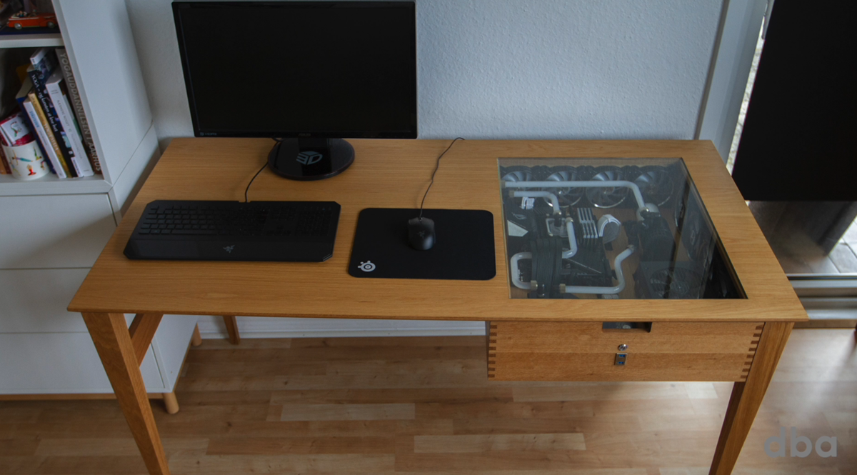 Sådan ser det famøse skrivebord ud. Alt du selv skal gøre er at tilslutte skærm, mus og tastatur.