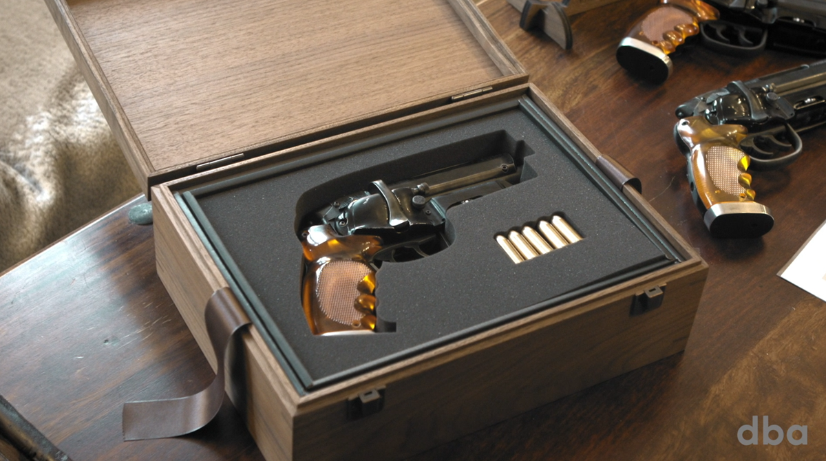 To af 'Blade Runner' -pistolerne har Christian købt som et DIY-kit.