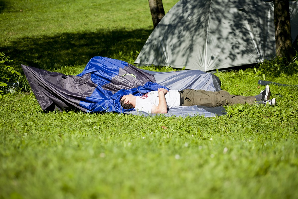 Nej! Du skal ikke ligge ovenpå dit telt men INDEN i det - og du skal selvfølgelig have dig en luftmadras. Læs her, hvor billigt du kan købe dem på DBA