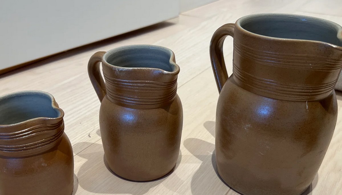 I Søborg sælger Cecilie disse fine keramikkander samlet til 500 kroner. 