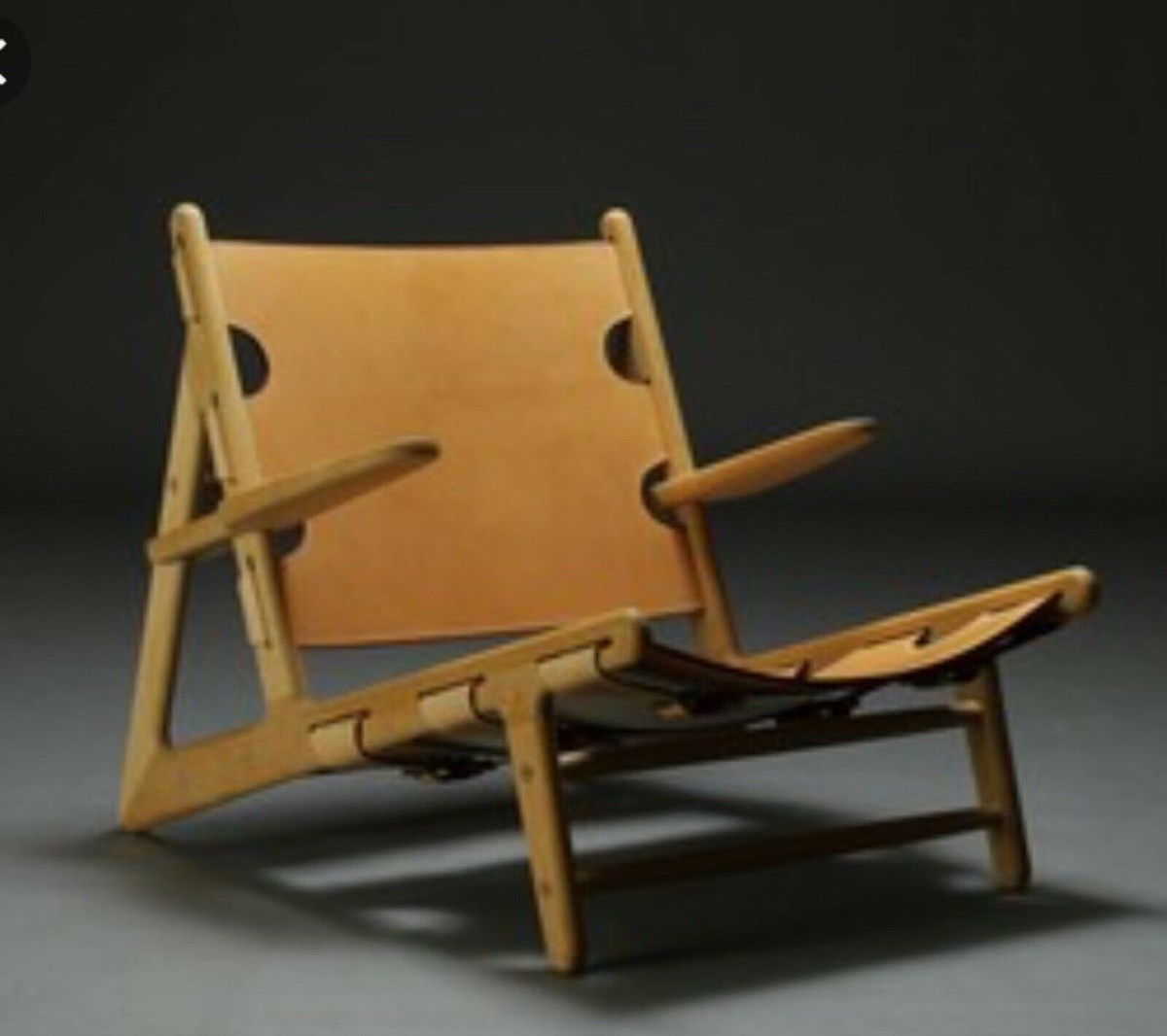 ’Jagtstolen’ er designet af Børge Mogensen i 1950. På billedet ser du den klassiske version i eg og kernelæder, men i dag kan du også få stolen i andre materialer og farver.