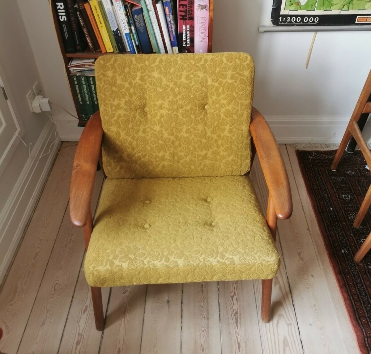 I Aarhus C står denne gule stol og venter på en ny ejer. Sælgeren hedder Peter, og han håber at få 2.500 kroner i bytte for sin teaktræs-stol.