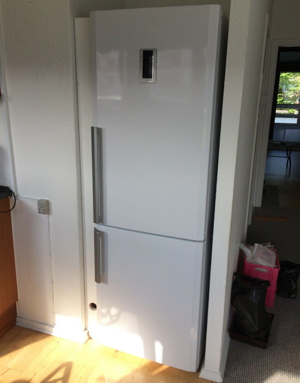 Bent fra Hvidovre har dette køleskab til salg på DBA, og det koster 1.000 kroner. Køleskabet er af mærket Blomberg model KND 9653 og kan rumme 219 liter køl og 99 liter frys. Det er i energiklasse A++. ’Virker perfekt’, skriver Bent i DBA-annoncen.