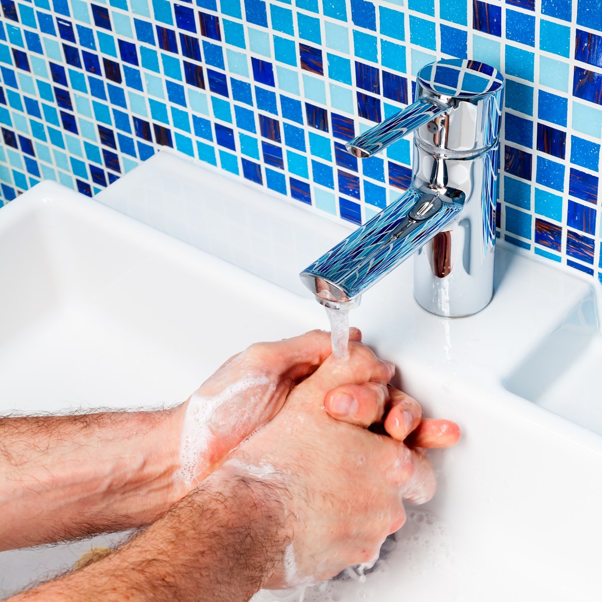 Vask hænder lyder blandt andet et af rådene fra Sundhedsstyrelsen