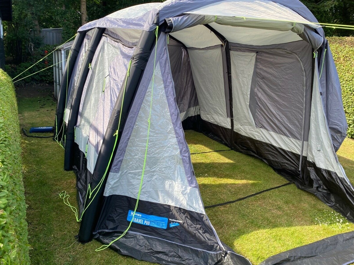 4.595 kroner kan du lige nu købe dette telt for. Og hvis du vil, skal du til Herning, hvor sælgeren Rasmus, bor. Teltet er et Drive-Away Travel Pod Maxi Air-telt I XL
