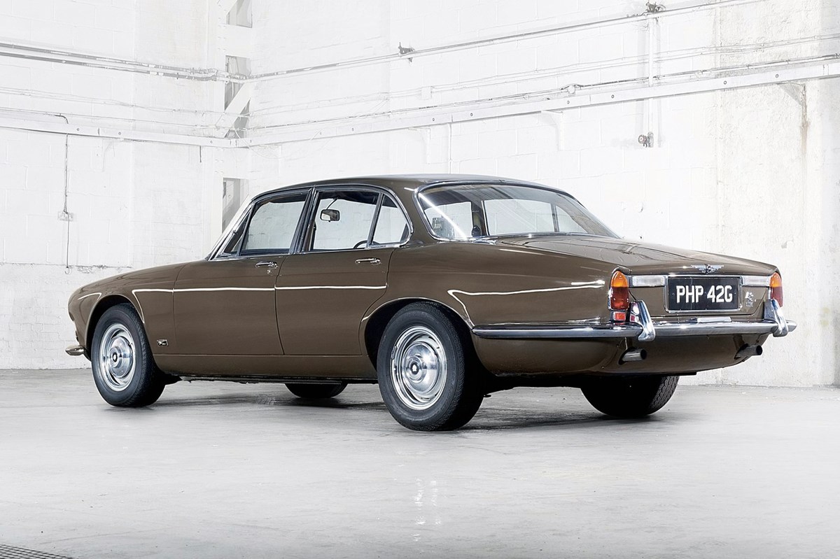 Den første udgave af Jaguar XJ fra 1968 var startskuddet til en ikonisk bil, som står højt på ønskesedlen hos mange samlere. PR-foto: Jaguar