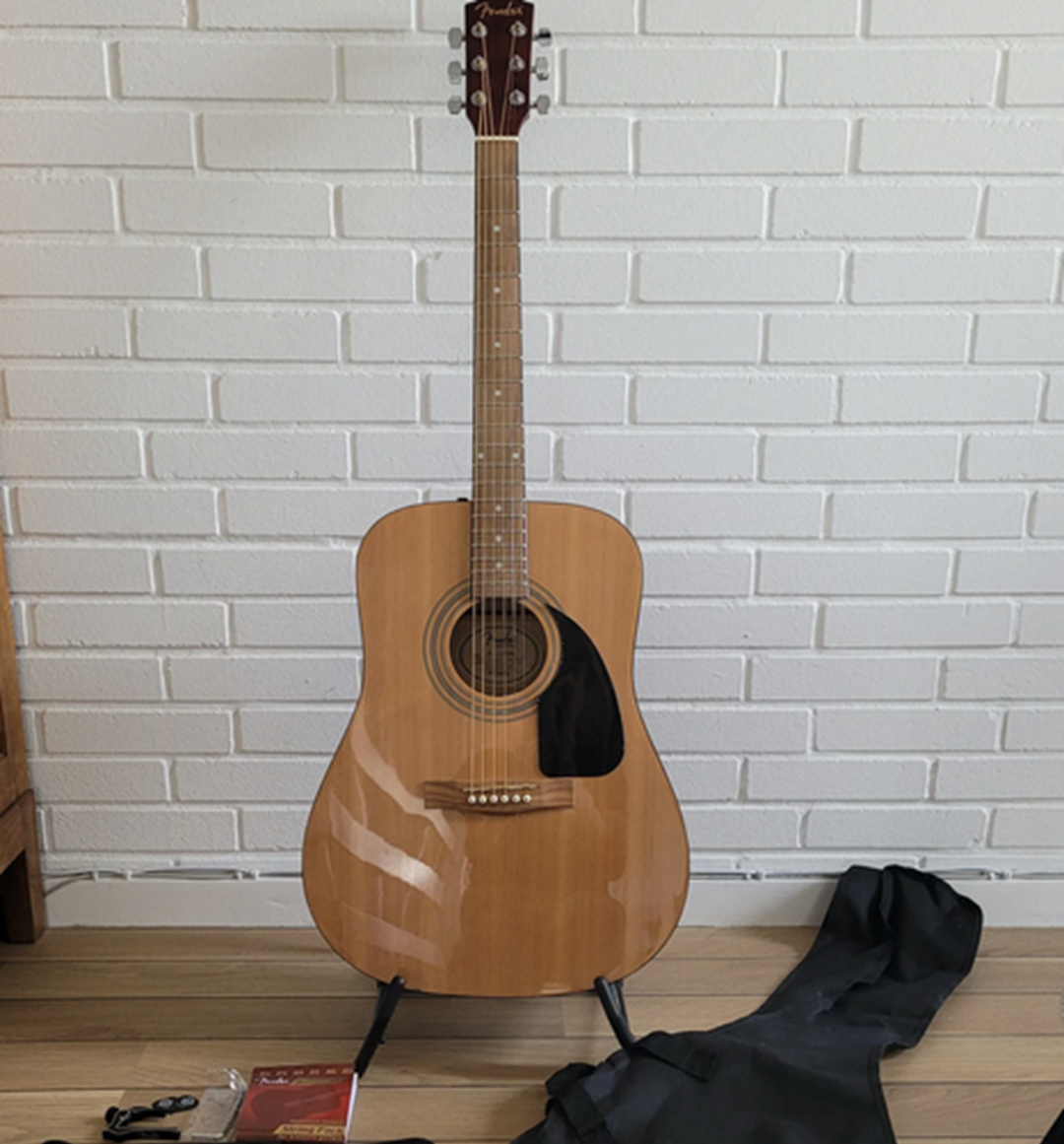 Tom fra Værløse vil gerne have 950 kroner i bytte for denne Fender FA-115 guitar.