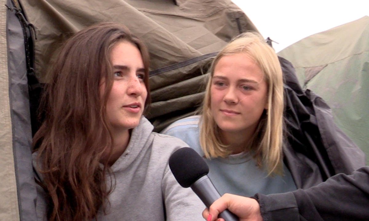 Vi fangede to af pigerne på Roskilde torsdag morgen. I videoen øverst i artiklen kan du høre, hvad de synes er det største turn off