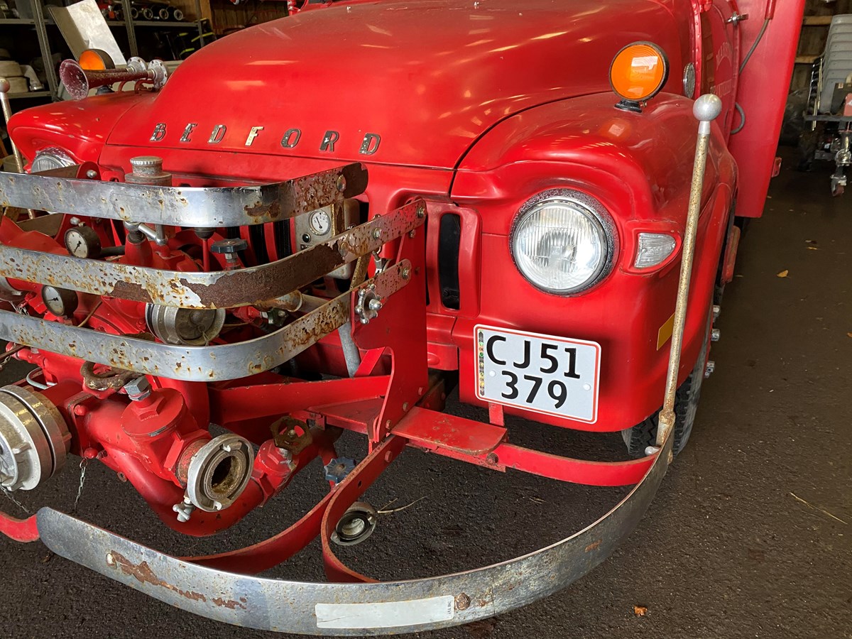 Sådan så brandbilen ud, før den blev renoveret. I dag står den knivskarpt uden rust og med en klar, rød farve.